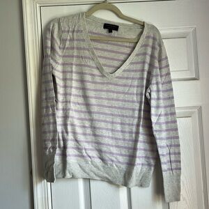 Lightweight Vneck sweater size L